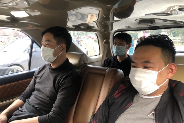 3 người Trung Quốc nhập cảnh trái phép đang được đưa từ Hà Nội vào TPHCM. (ảnh công an cung cấp)