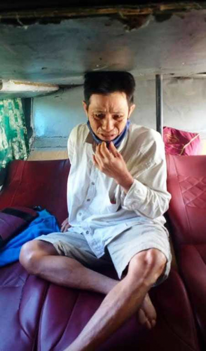 Hình ảnh anh Tuấn ngồi trên xe khách, mếu máo khi biết bị mất tiền khiến nhiều người càm động.
