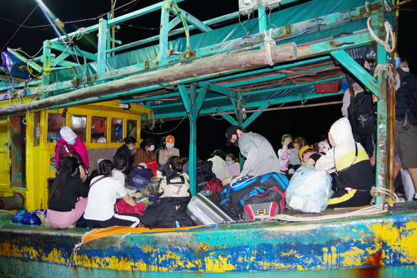Tàu CM 91651 TS và 34 người nhập cảnh trái phép được đưa về cửa biển Sông Đốc để làm các thủ tục cách ly - Ảnh: LÊ KHOA