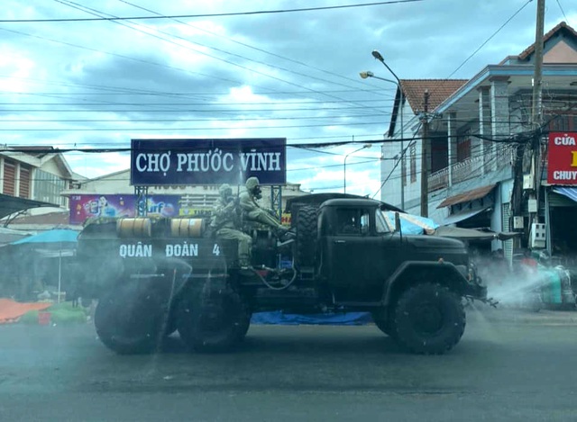 Tiểu đoàn Phòng hóa 38 Bộ tham mưu Quân đoàn 4 tiến hành phun hóa chất tiêu độc, khử trùng khu vực chợ Phước Vĩnh, huyện Phú Giáo - Ảnh CA Phú Giáo.