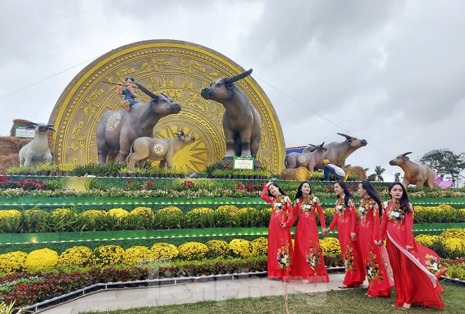 Người dân tham quan, chụp ảnh cùng biểu tượng linh vật năm Tân Sửu 2021. Ảnh: Trương Định