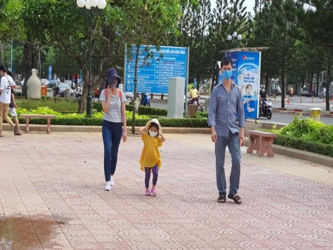 ra-duong-vui-choi-deo-khau-trang_iuxc_thumb_thumb