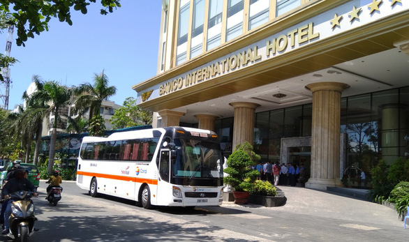 Khách sạn Bavico Nha Trang khi bị ngân hàng và khách hàng tập trung đòi nợ vào ngày 13-4-2018 - Ảnh: PHAN SÔNG NGÂN