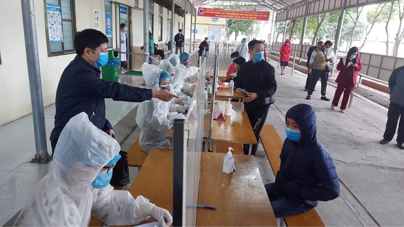 Khai báo y tế trước khi vào thăm khám tại Bệnh viện Đa khoa tỉnh Hải Dương - Ảnh: Bộ Y tế