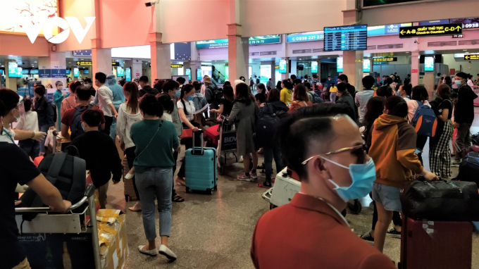 Sân bay Tân Sân Nhất tuy đông, nhưng mọi người đều ý thức việc đeo khẩu trang phòng dịch.