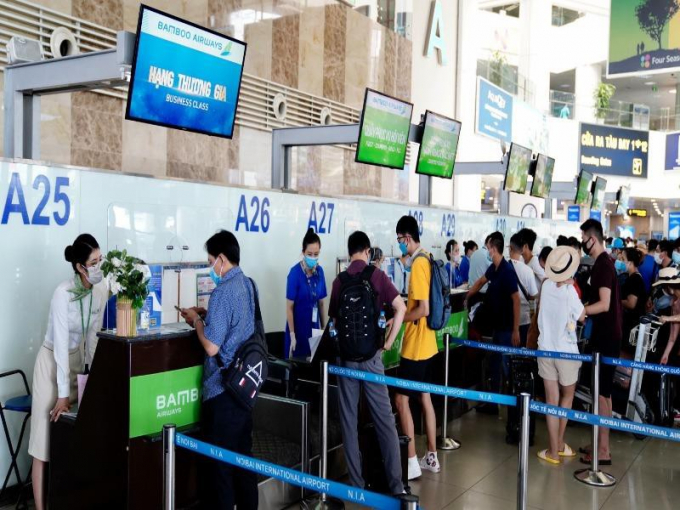 Hành khách làm thủ tục tại sân bay Nội Bài. Ảnh: V.LONG