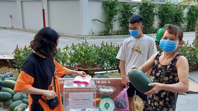 Nhiều người thích thú với gian hàng dưa này