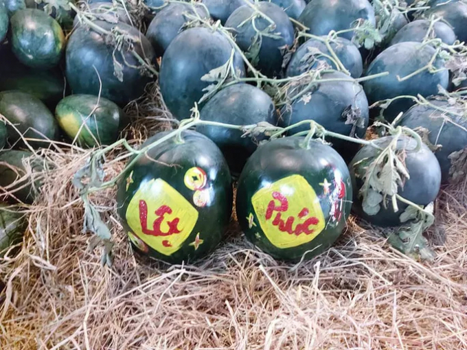 Dưa hấu bán giá 10.000 đồng/kg.