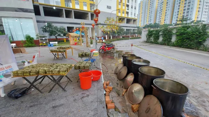 Tại chung cư mọi người còn tổ chức nấu bánh chưng tập thể với hơn 100kg nếp.