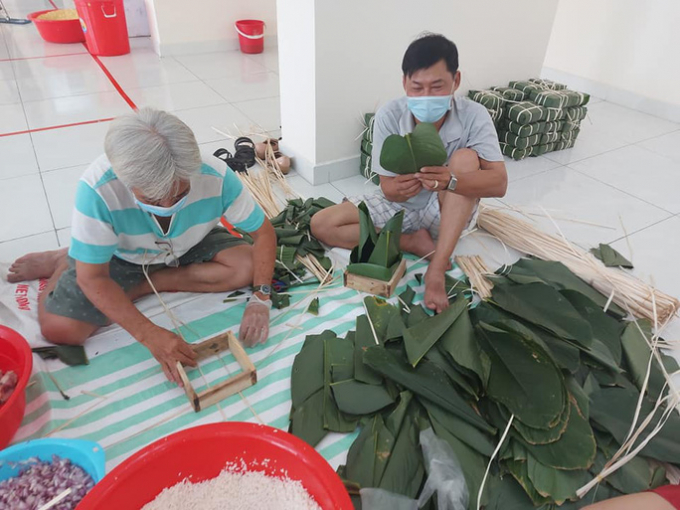 Rất nhiều người bỏ ít thời gian để cùng nấu bánh chưng tập thể.