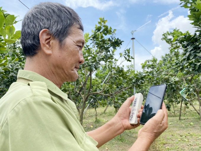 Nhiều nông dân ở ĐBSCL đã sáng chế thành công hệ thống tưới cây, phun thuốc BVTV cho vườn cây ăn trái bằng điện thoại di động khá hiện đại. Ảnh: Lê Hoàng Vũ.