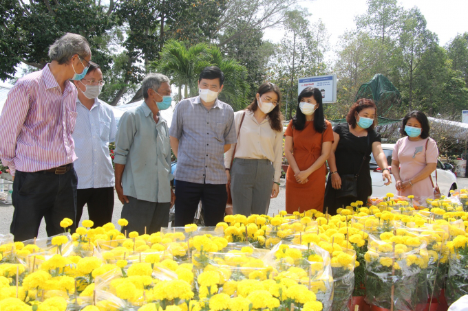 Ông Phạm Thiện Nghĩa, Chủ tịch UBND tỉnh Đồng Tháp kêu gọi người dân ủng hộ mua thêm hoa cho ngày xuân ấm áp. Ảnh: Lê Hoàng Vũ.