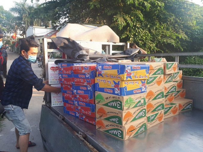 Cuối ngày 9/2, chính quyền địa phương cung cấp, tiếp tế lương thực cho các hộ dân nằm trong con hẻm bị phong tỏa.