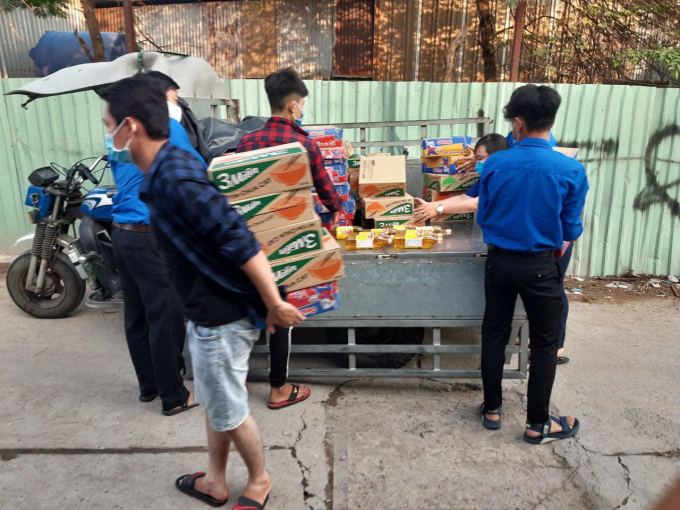 Các phần quà gồm: Gạo, mì tôm, nước tương, dầu ăn.