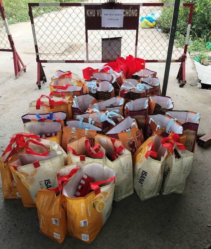 Sáng 10/2, Liên đoàn lao động TP.HCM tiếp tục tặng 85 phần quà cho các hộ dân trong cụm phong tỏa trên đường Nguyễn Văn Cự