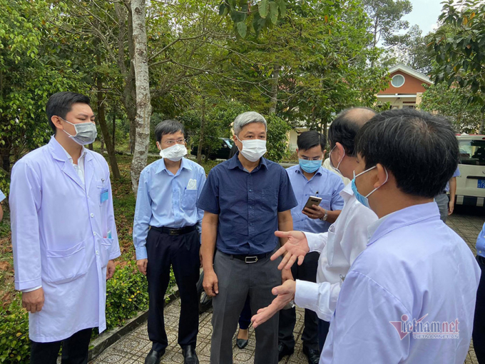 Thứ trưởng Bộ Y tế Nguyễn Trường Sơn lắng nghe những báo cáo của các bác sĩ tại Bệnh viện dã chiến Củ Chi.