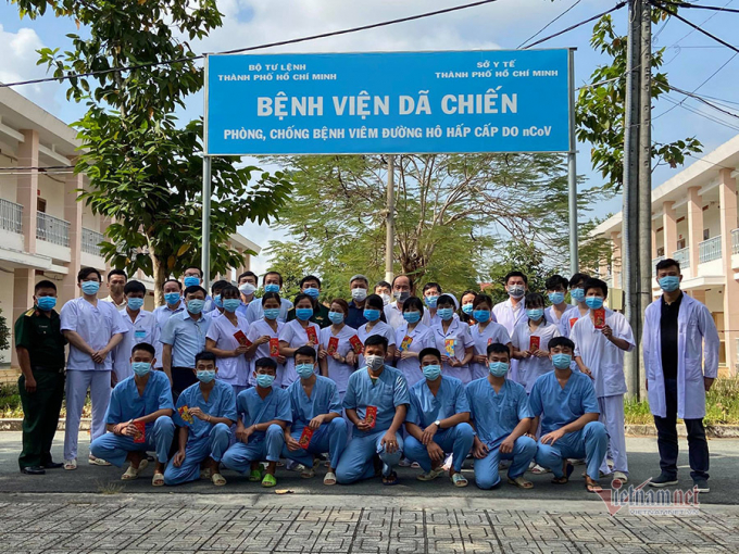 Thứ trưởng Nguyễn Trường Sơn chụp hình kỷ niệm cùng các y bác sĩ ở Bệnh viện dã chiến Củ Chi