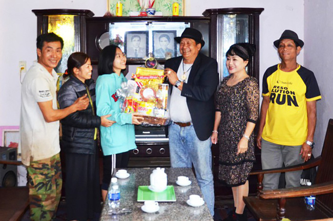 Thầy thuốc Khăm Phết Lào, trao quà Tết cho Quỳnh và bố mẹ