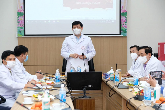 Bộ trưởng Nguyễn Thanh Long gọi trực tuyến chúc Tết 18 cơ sở y tế điều trị bệnh nhân Covid-19. Ảnh: Trần Minh.