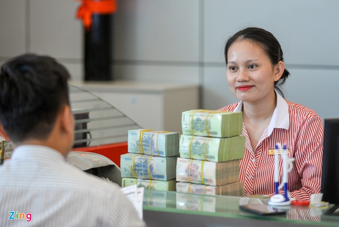 Để nhận được mức thưởng nhiều tháng lương, nhân viên ngân hàng phải chịu rất nhiều áp lực. Ảnh: Quỳnh Trang.