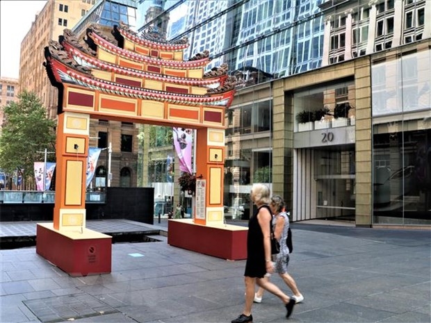 Du khách không khỏi bất ngờ khi nhìn thấy cổng chào truyền thống Việt Nam tại trung tâm Sydney. Ảnh: TTXVN