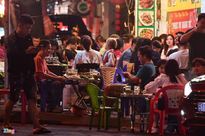 Trong ngày cuối cùng của kỳ nghỉ Tết cũng ghi nhận nhiều quán cà phê, pub trên đường Trần Hưng Đạo, Nguyễn Trãi (quận 1) đón khách muộn.