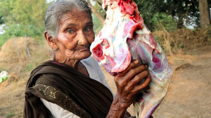 Xu hướng ông, bà nông dân làm vlog nấu nướng theo phong cách “siêu to khổng lồ” nở rộ ở Ấn Độ sau thành công của Grandpa Kitchen. Ảnh: Country Foods.