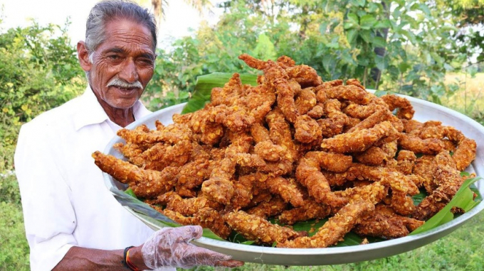 Ông Narayana Reddy nổi tiếng với các video nấu ăn theo phong cách “siêu to khổng lồ”. Ảnh: Grandpa Kitchen.