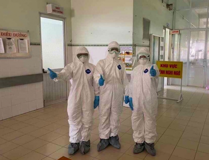 Các thầy thuốc Bệnh viện Đa khoa Bình Thuận chuẩn bị vào chăm sóc bệnh nhân COVID-19
