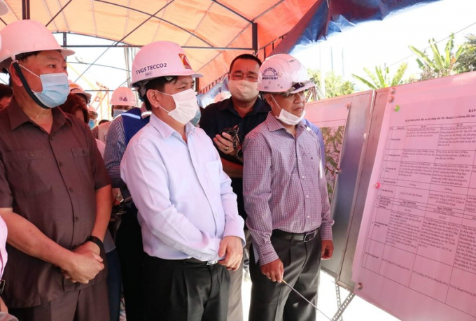 Bộ trưởng Bộ GTVT Nguyễn Văn Thể nghe báo cáo tình hình thực hiện dự án cầu Mỹ Thuận 2. Ảnh: HD