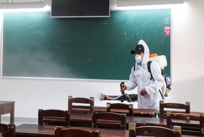 Một số trường ở Quảng Nam đã phun thuốc khử trùng để đón học sinh trở lại lớp vào ngày 22/2