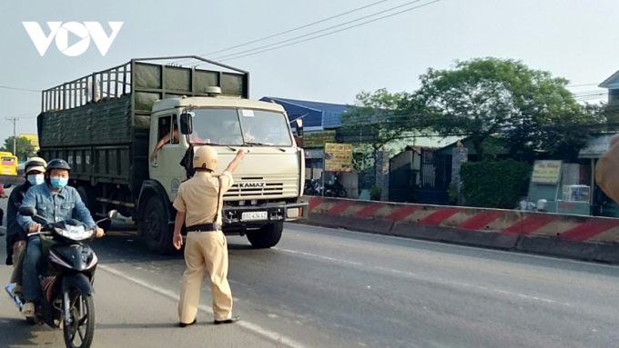 Lực lượng CSGT yêu cầu tài xế dừng kiểm tra phương tiện
