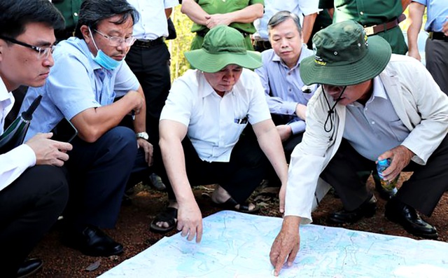Bí thư tỉnh ủy Bình Phước Nguyễn Văn Lợi (giữa) cùng lãnh đạo các sở, ngành khảo sát vị trí để lập dự án sân bay Técníc Hớn Quản ngày 19/2 - Ảnh Trần Thể.