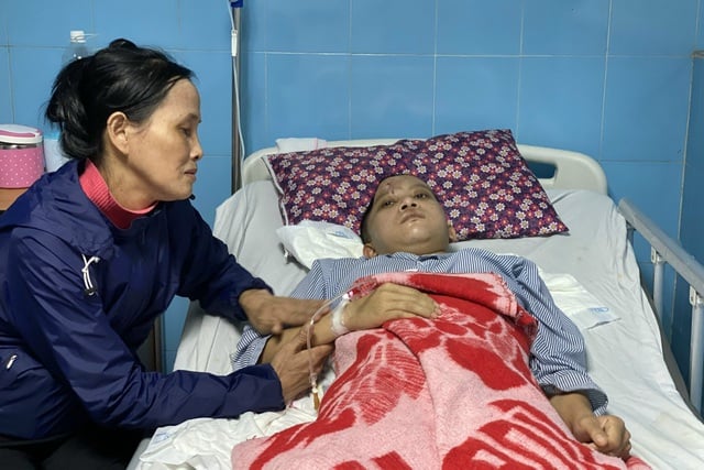 Góa phụ nghèo Phạm Thị Loan và đứa con gái bị tai nạn tại giao thông.