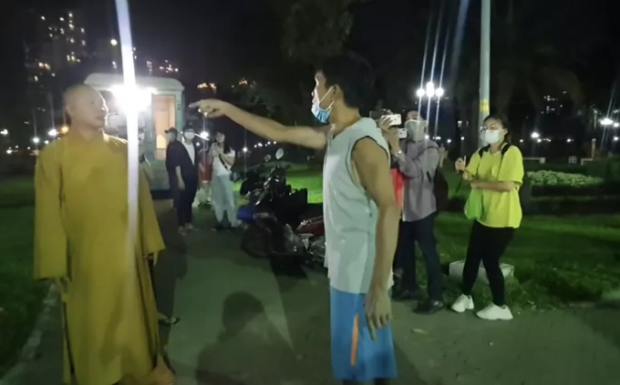 Nhiều Youtuber ghi hình khi ông Nguyễn Minh Phúc và một người dân xô xát