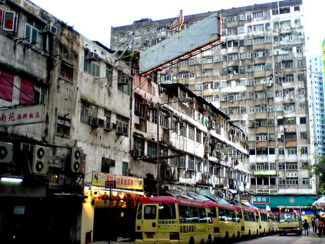 Nhiều người nghèo Hong Kong sống chen chúc trong những chung cư xập xệ, xuống cấp ngay cạnh những tòa nhà cao tầng đầy sang trọng, xa xỉ. Ảnh: Reddit.