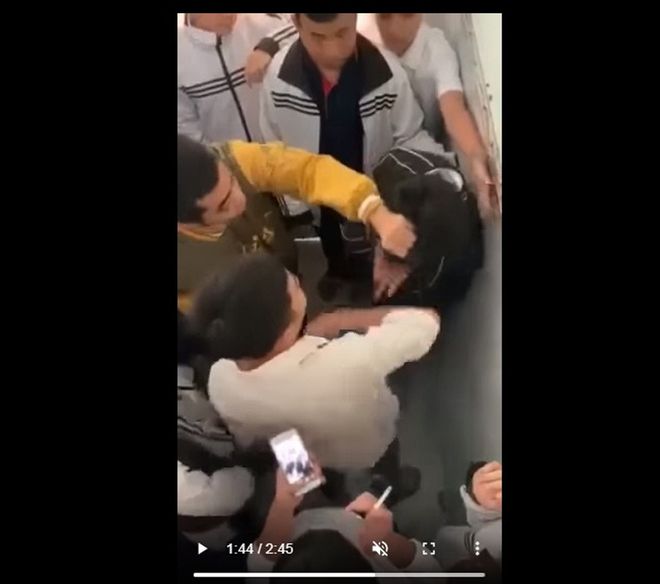 Nhóm học sinh vây đánh em T. ẢNH CẮT TỪ CLIP
