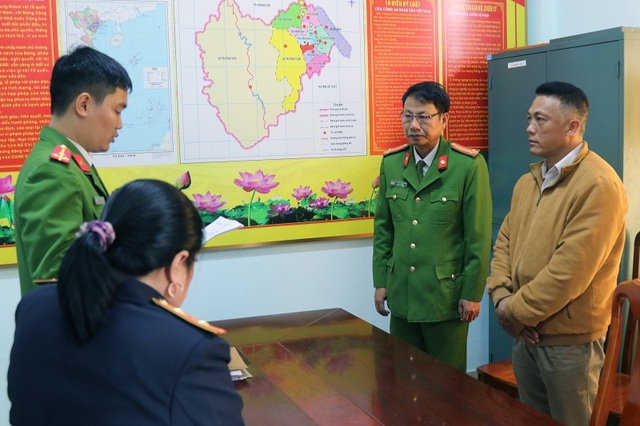 Hồ Trọng Bình (SN 1969), Trạm trưởng Trạm quản lý bảo vệ rừng Khe Đen bị khởi tố.