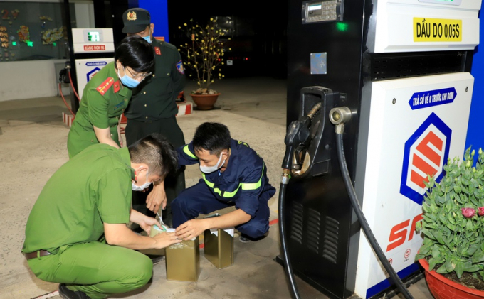 Cảnh sát lấy mẫu tại một cây xăng trong chuyên án 920G. Ảnh: Công an Đồng Nai.