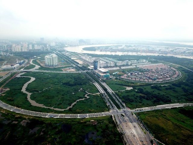 Phần lớn diện tích Khu đô thị mới Thủ Thiêm hiện nay vẫn còn hoang hoá, hạ tầng giao thông kỹ thuật chưa được đầu tư đồng bộ.