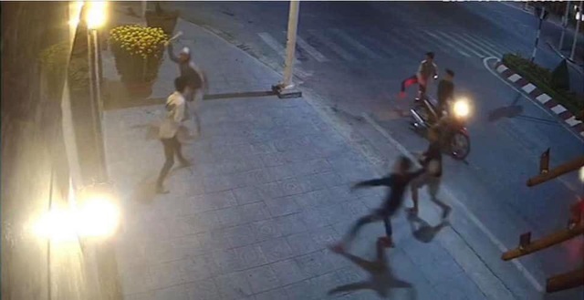Hình ảnh camera an ninh ghi lại cảnh các đối tượng chém gục nam thanh niên trên đường.