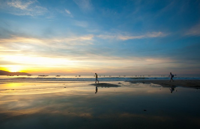 Vẻ đẹp nguyên sơ của bãi biển Hồ Tràm dưới ánh hoàng hôn