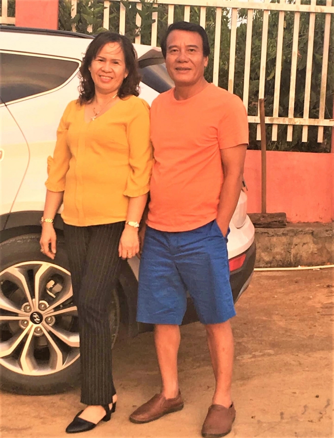 Vợ chồng cựu ngư dân Nguyễn Nin, xã Phước Tỉnh đứng bên chiếc xe hơi đời mới gia đình mới mua nhờ lộc biển. Ảnh: AV.