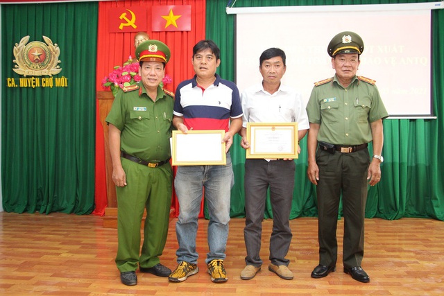 Lãnh đạo Phòng Xây dựng phong trào bảo vệ an ninh Tổ quốc Công an tỉnh An Giang trao tặng giấy khen 2 