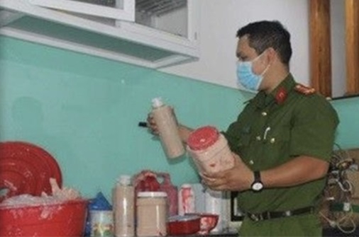 Công an đang kiểm tra các dụng cụ và chất tạo màu dùng để làm giả các loại mỹ phẩm giả. (Ảnh: Công an Đồng Nai)