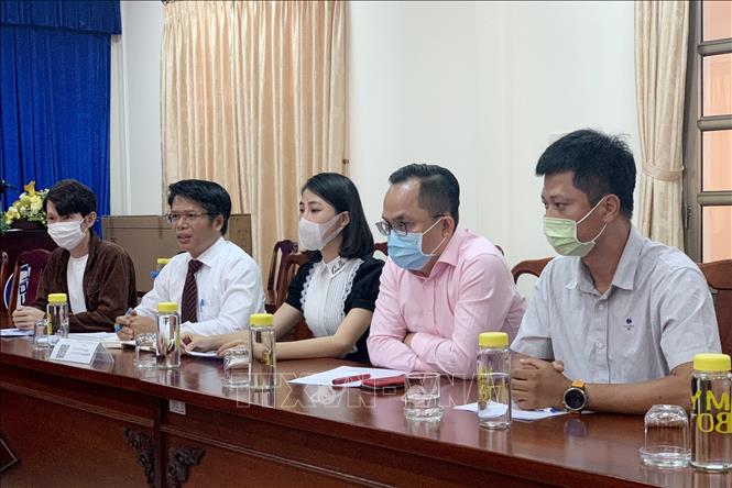 Buổi làm việc của cơ quan chức năng tỉnh Bình Dương với YouTuber Thơ Nguyễn cùng luật sư. Ảnh: TTXVN