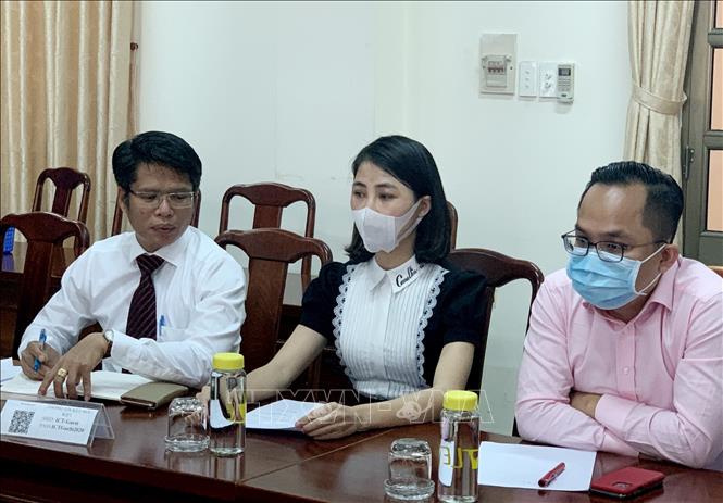 YouTuber Thơ Nguyễn (giữa) cùng luật sư tại buổi làm việc với cơ quan chức năng tỉnh Bình Dương. Ảnh: TTXVN