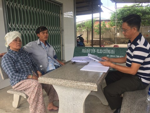 Phóng viên Báo Công an TPHCM tiếp xúc với mẹ con bà Lượm