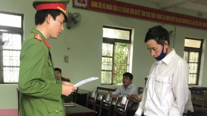 Lực lượng Công an tống đạt quyết định khởi tố bị can, bắt tạm giam Trương Thanh Huỷnh.