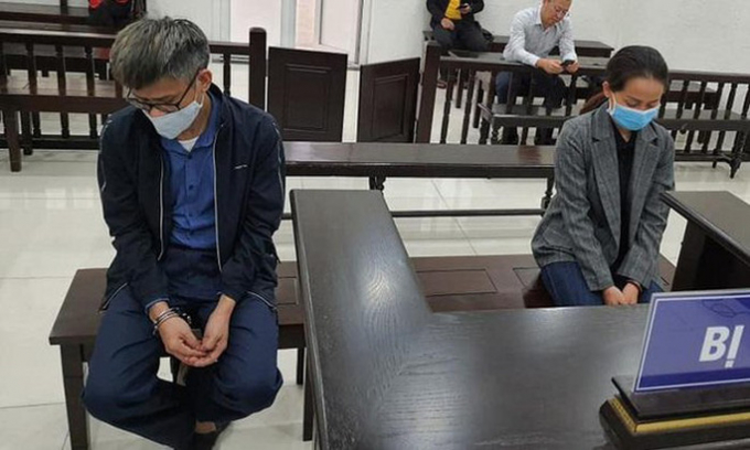 Hai bị cáo trong vụ án - Ảnh: Trịnh Tuấn